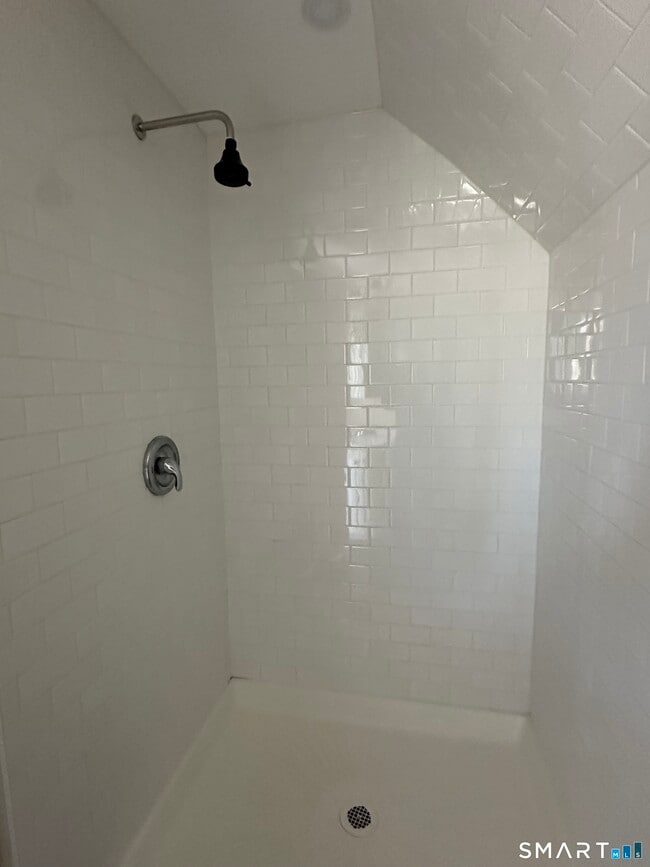 Building Photo - 567 Howe Ave