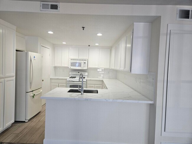 Building Photo - Daly City Village in the Park 2 bedroom 2 bathroom Condo