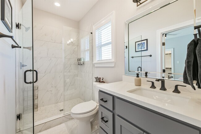 Building Photo - 1010 Melneeka Ln