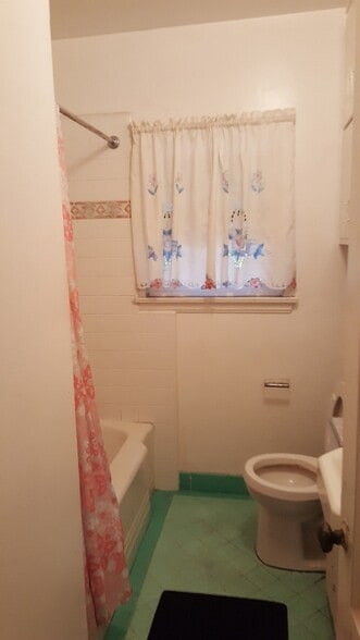 Building Photo - 633 S Orchard Dr