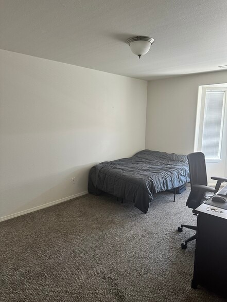 Master bedroom - 1096 Longbow Ln