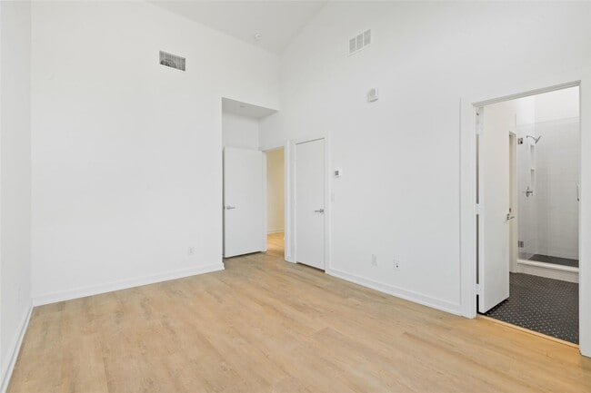 Building Photo - Modern 2-Bed Townhome with Attached 2-Car Garage & Balcony near Lower Greenville