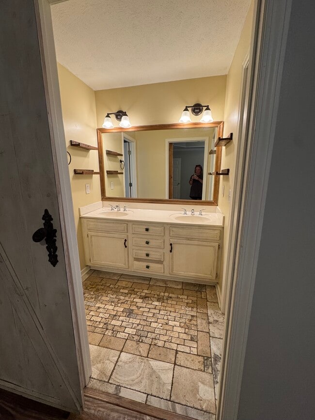 Building Photo - 635 Briars Bend