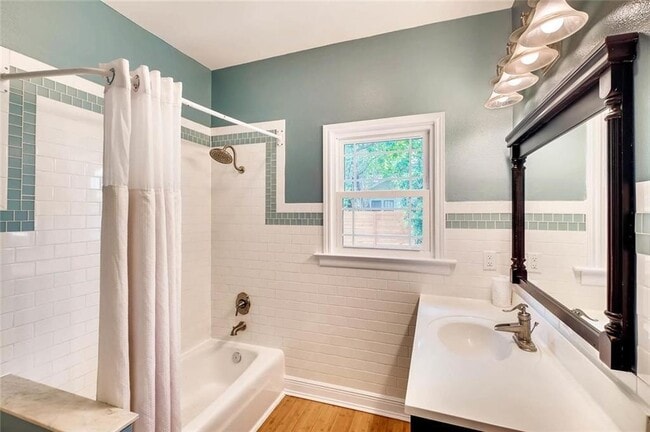 Building Photo - 811 1/2 E 38th St