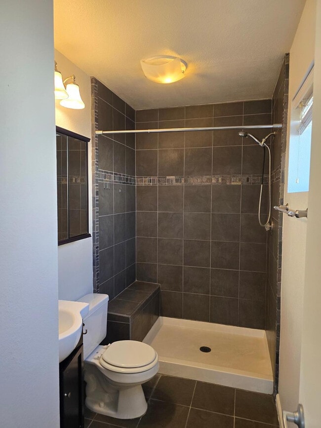 Building Photo - 1615 W Summit Pl