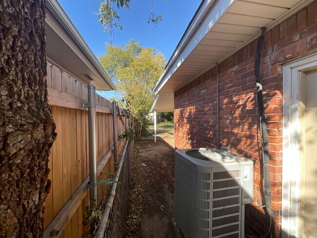 Building Photo - Spacious 3 bed, 1 1/2 bath, 1 car garage with carport