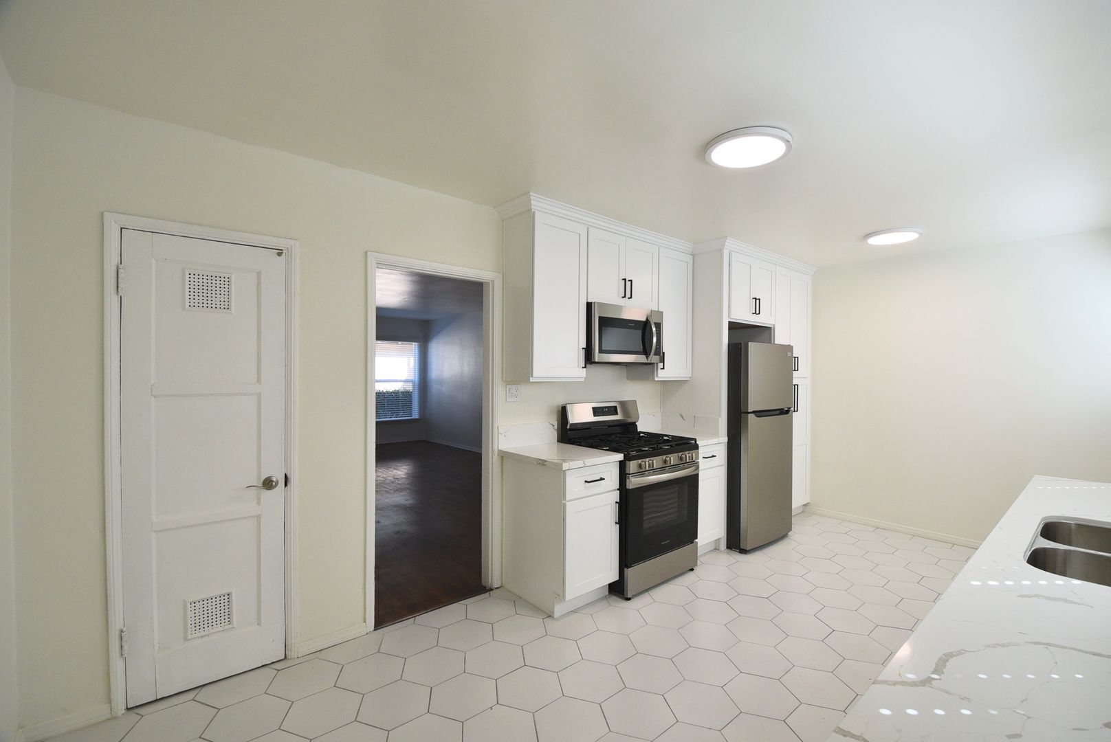 Building Photo - 10919 Camarillo St