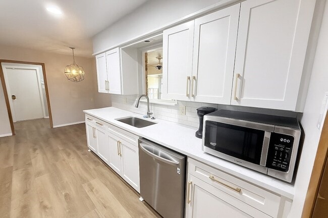 Building Photo - 2325 Ravenwood Dr