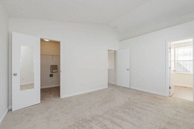 Building Photo - Perfect Family Home