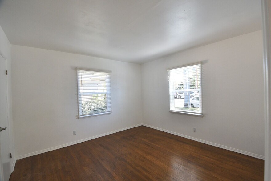 Building Photo - 10919 Camarillo St