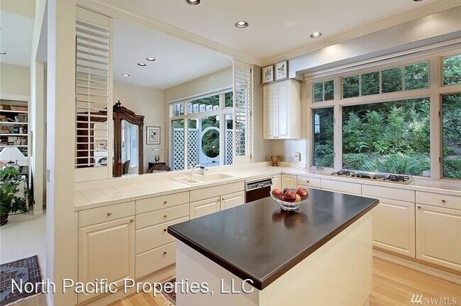 Building Photo - 3 br, 3 bath House - 17203 SE 42nd Pl