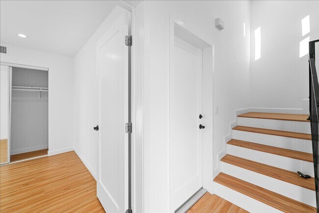 Building Photo - Modern Three Story Apartment!