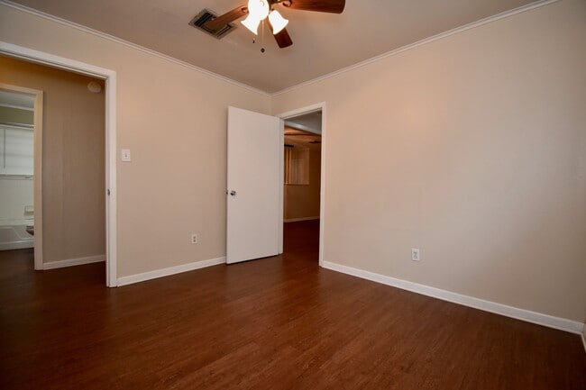Building Photo - 3 Bedroom 1 Bath with lots of Updates!