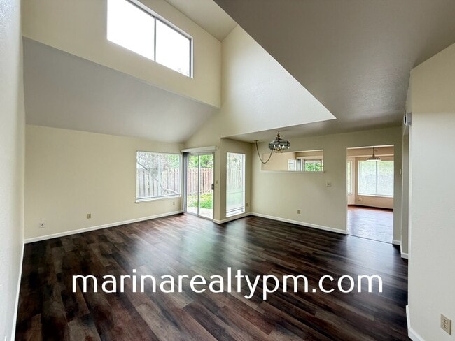 Building Photo - Glen Cove Beauty 3 bed 2.5  bath 2 Story home in established neighborhood