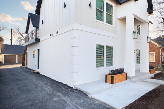 Building Photo - 402 Ada Unit 1 | CALL FOR SUMMER APPLICATI...