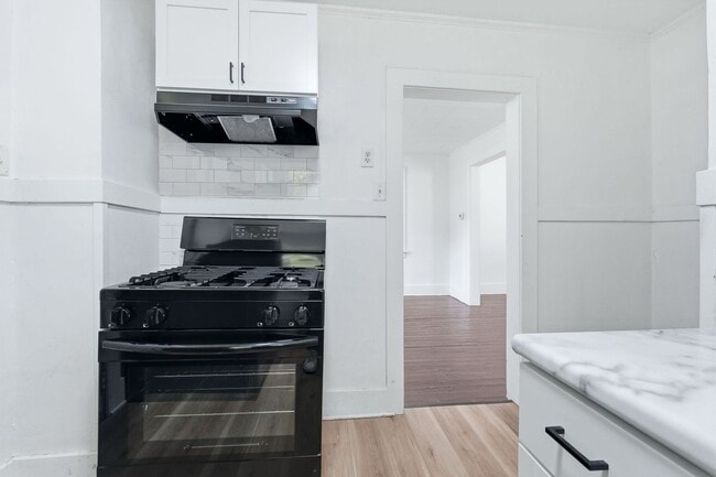 Building Photo - 3 BR - Classic Charm Meets Modern Living