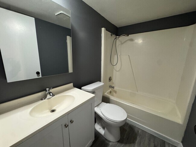 Building Photo - 317 N Bridge Ln