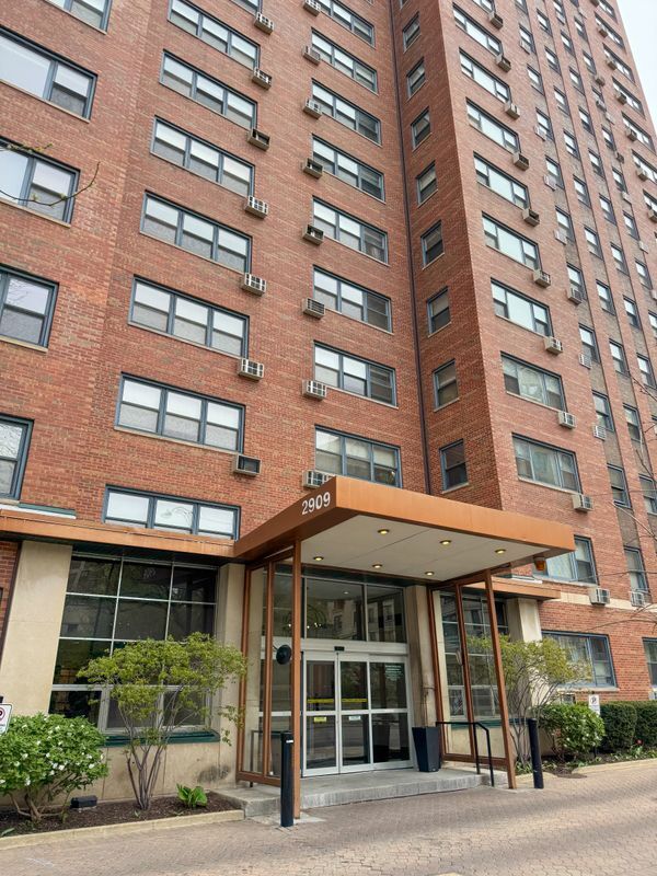 Building Photo - 2909 N Sheridan Rd