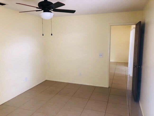 Building Photo - 3/2/2 Deltona