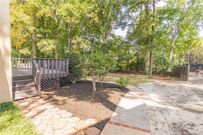 Building Photo - 736 Singley Dr