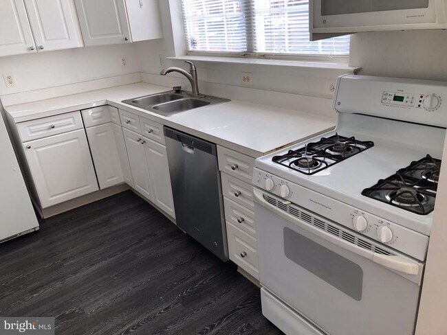 Building Photo - 4200 Mozart Brigade Ln
