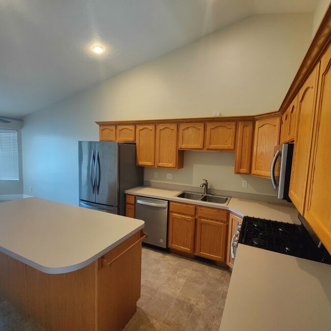 Building Photo - 5 Bed/3 Bath Townhome for Rent in Cedar Hi...