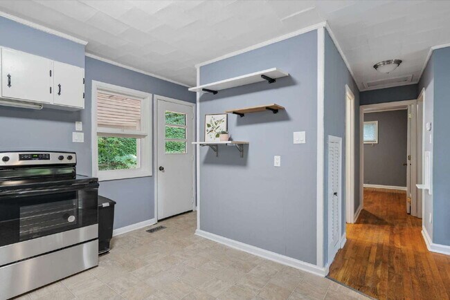 Building Photo - Charming 2-Bed Home with Hardwood Floors and Fenced in Yard