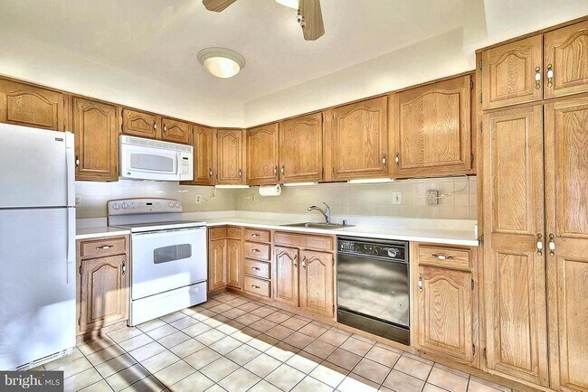 Building Photo - 3023 Oakton Meadows Ct