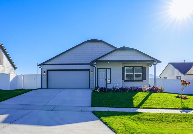 Building Photo - Charming and Exceptionally Clean, 3 Bedroom