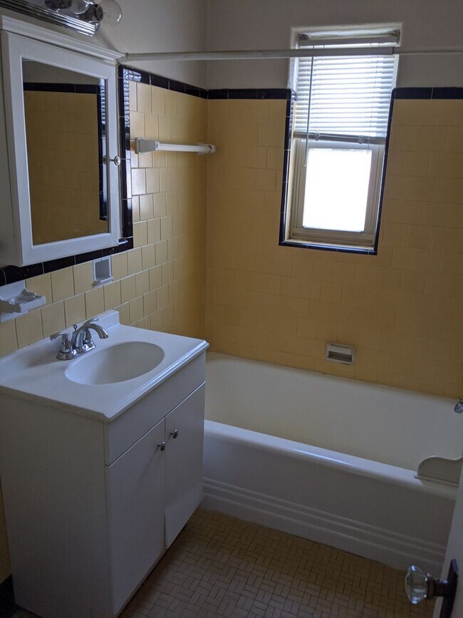 Building Photo - Lovely One Bedroom Apartment - Conveniently Located!