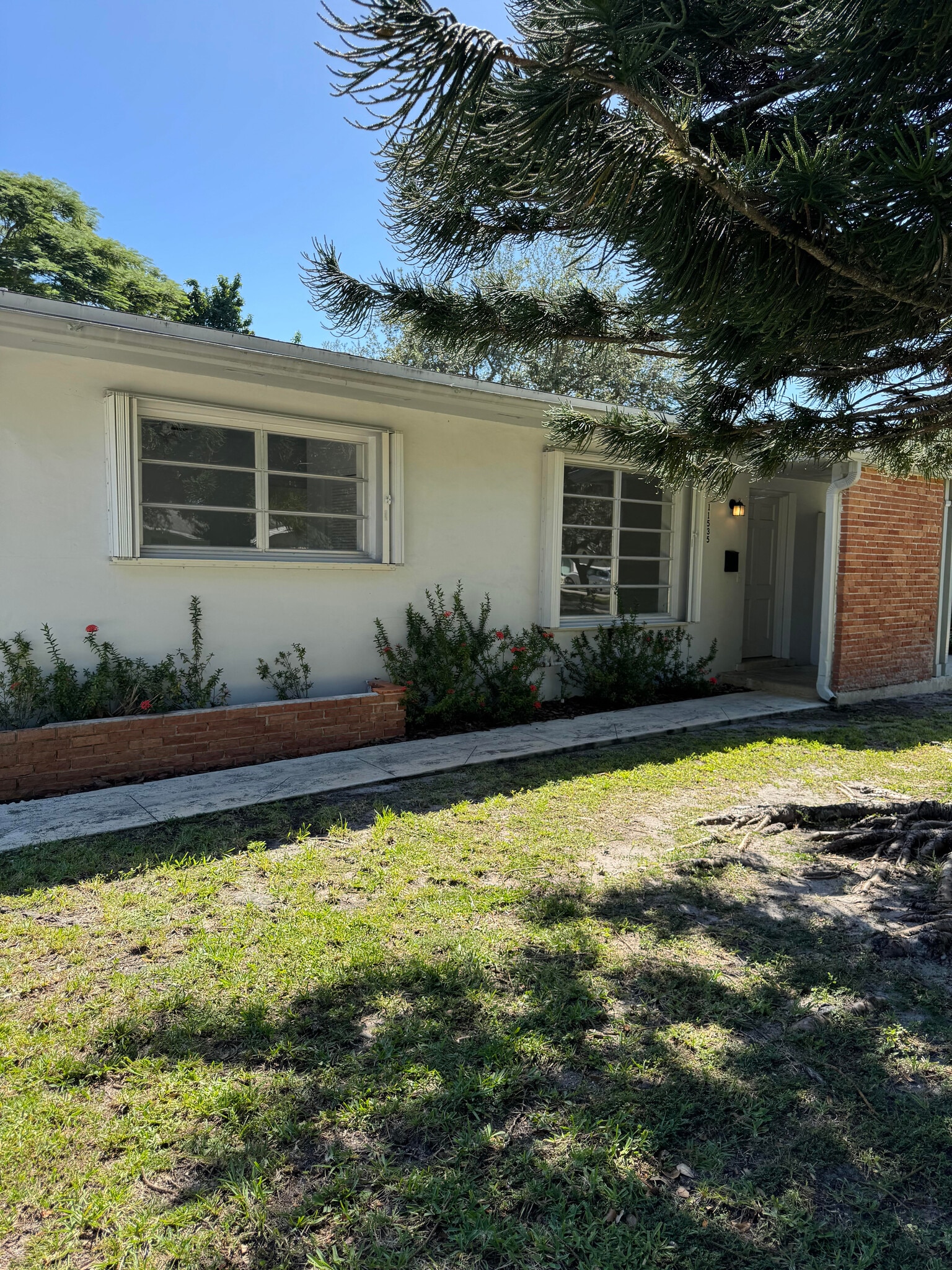 Private covered front entrance - 11535 SW 81st Rd