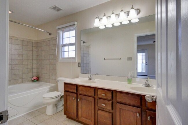 Building Photo - 3 Bedroom 2.5 Bathroom Home w/ Bonus Room!