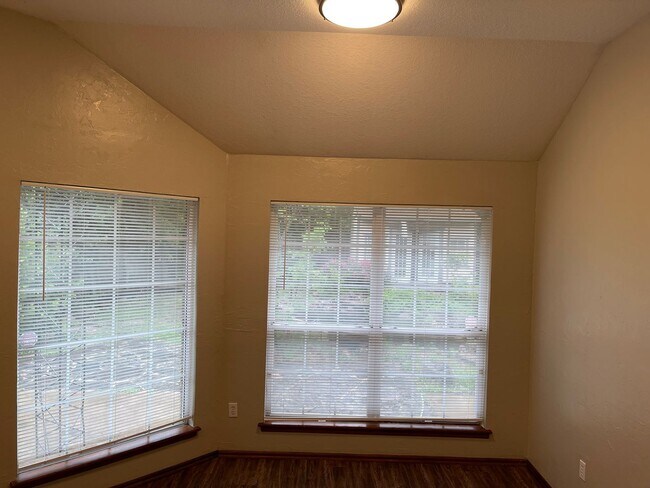 Building Photo - 3 bed, 2 bath w/ 2 car garage home for ren...