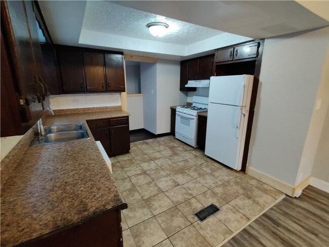 Building Photo - 421 Colescott St