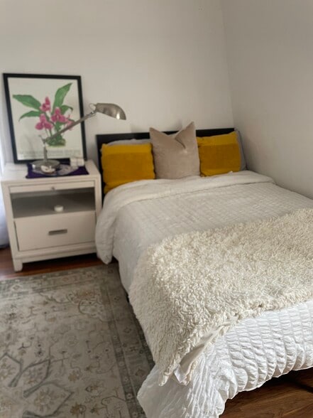 Cozy full-size bed - 12238 Benton St