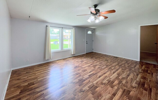 Building Photo - 3 bedroom home located in South Hutchinson