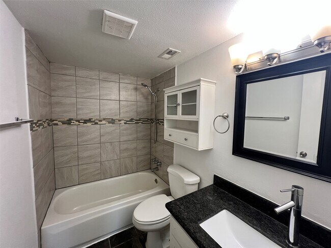 Building Photo - 855 Augusta Dr
