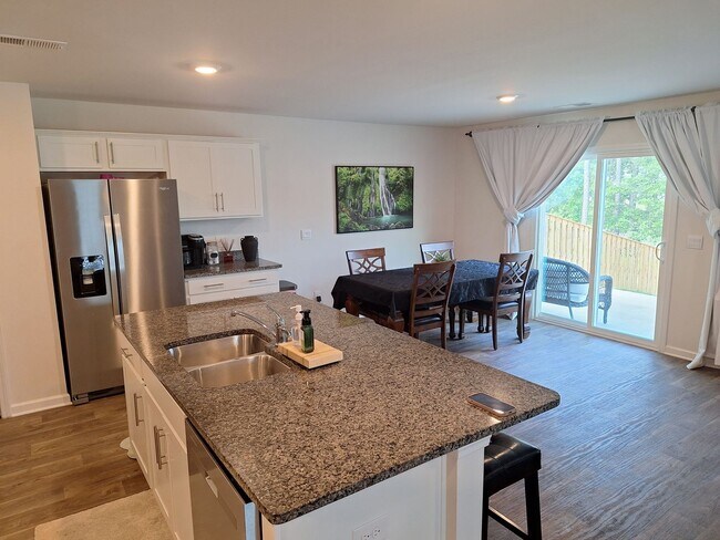 Building Photo - Lovely Four Bedroom Home  Approximately 5 Minutes Away from Gate Ft Jackson and 30 Minutes from S...