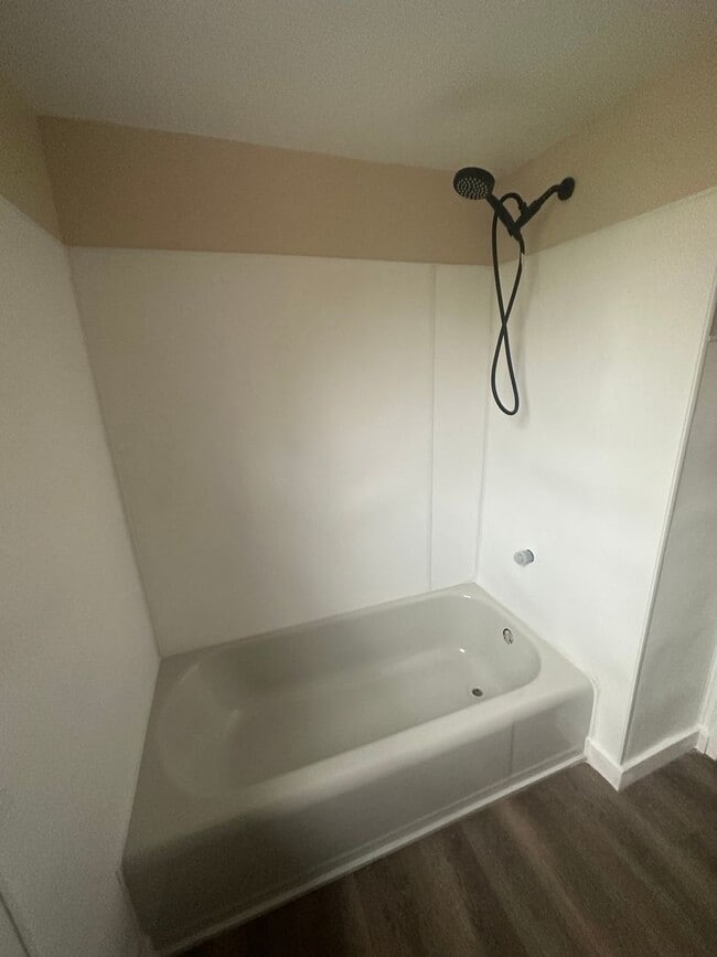 Building Photo - 3bd Single Water/Sewer Included Section 8