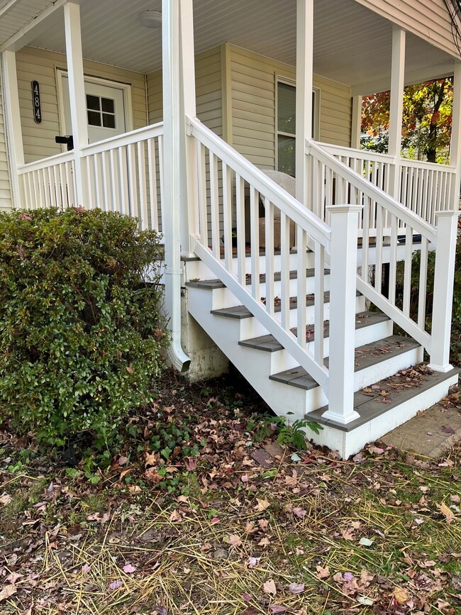 Building Photo - 484 Riverview Dr