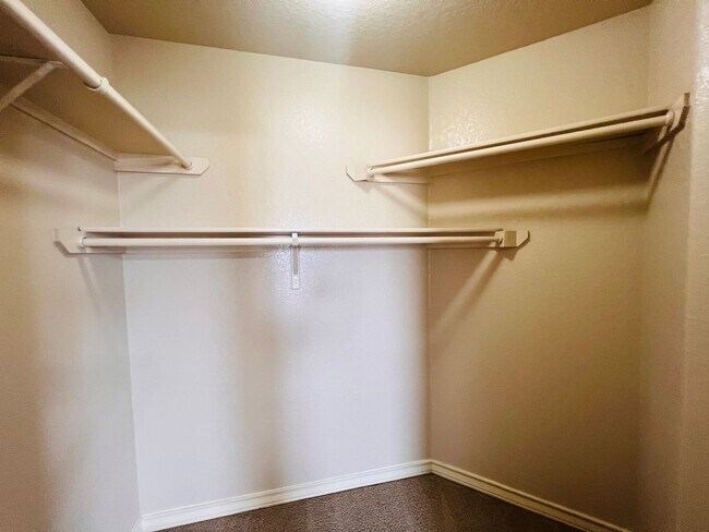 Building Photo - 5105 Flipper Dr