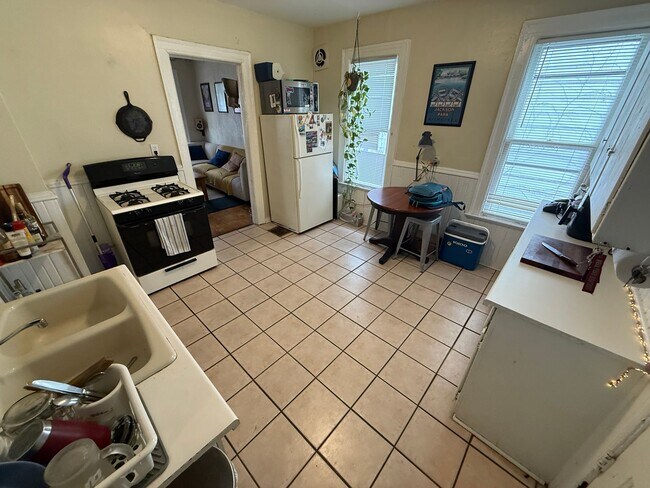 Building Photo - 2951-51A N Fratney St