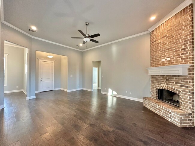 Building Photo - Available Now! Stunning 3 Bed 2 Bath in So...