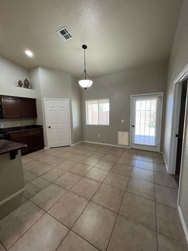 Building Photo - TOWNHOME IN SUNSET MTN VILLAS!