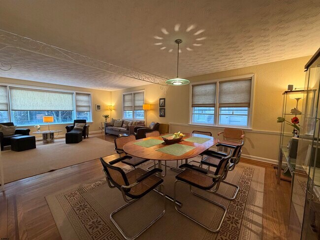 Building Photo - 33 N Gladstone Ave