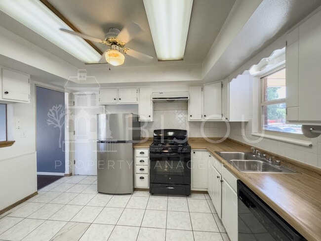 Building Photo - Large Main Level Living