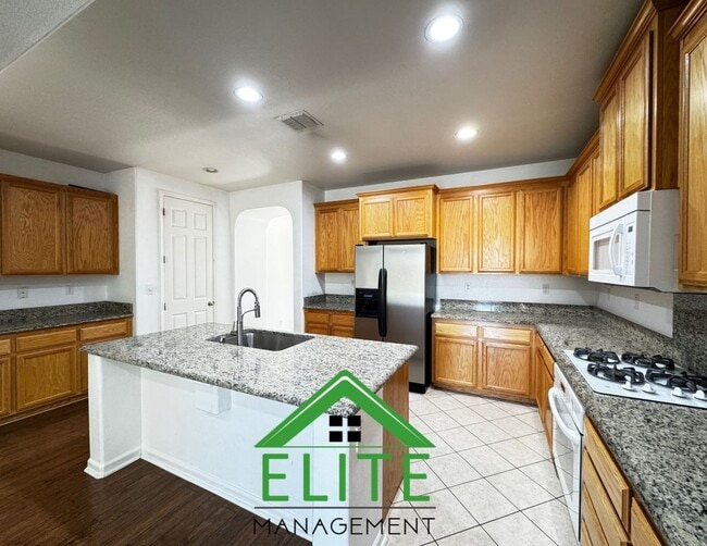 Building Photo - Beautiful 4 Bedroom, 2 Bath Single-Story H...