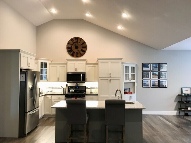 Kitchen - 1708 W Ezekiel Dr