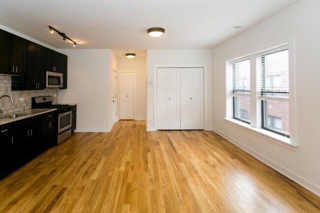 Building Photo - 2229 W Eastwood Ave