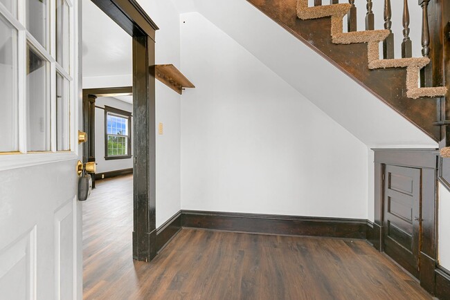 Building Photo - Large Single Family home with Bonus Room!